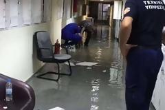 Με ομπρέλες στην οδοντιατρική σχολή του ΑΠΘ – Κατέρρευσαν ταβάνια [video]