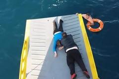 Συγκλονιστικές εικόνες από την διάσωση 69χρονης που βρέθηκε στη θάλασσα