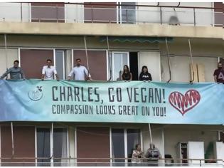 Φωτογραφία για Κάρολε, γίνε vegan, σου πάει - Ομάδα vegan κρέμασε πανό για τον πρίγκιπα... [photos]