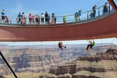 Ριψοκίνδυνοι εργάτες καθαρίζουν γέφυρα στο Γκραν Κάνυον!