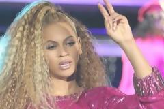 Αυτό το κραγιόν θα κάνει τα δόντια σου να φαίνονται πιο λευκά