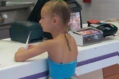 Όταν είδαν τη μικρή να παραγγέλνει φαγητό, πάγωσαν - Δεν πίστευαν αυτό που έβλεπαν στα μαλλιά της [photo]