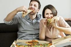 Γιατί οι άνδρες τρώνε παραπάνω όταν συνοδεύονται από γυναίκες;