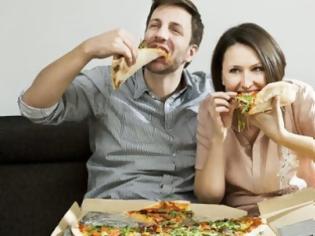 Φωτογραφία για Γιατί οι άνδρες τρώνε παραπάνω όταν συνοδεύονται από γυναίκες;