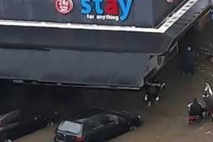 Δεν γίνονται αυτά: Θεσσαλονικείς πίνουν άνετοι τον καφέ τους με τα πόδια βουτηγμένα στα πλημμυρισμένα νερά των δρόμων [video]