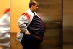 Έβαλε τον φίλο του κάτω από την μπλούζα και τρύπωσαν με ένα εισιτήριο στο σινεμά