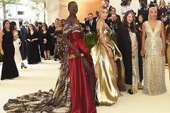 Οι celebrities που επέλεξαν δημιουργίες H&M στο Met Gala