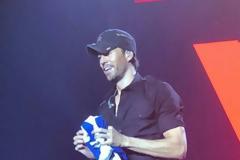 ποθεώθηκε ο Enrique Iglesias στο κατάμεστο ΟΑΚΑ - Βγήκε στην σκηνή αγκαλιά με ελληνική σημαία