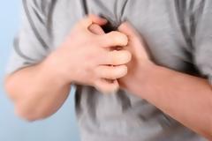 Το άγνωστο «σημάδι» που μπορεί να μας προειδοποιήσει για μία καρδιακή προσβολή! Ποιο είναι;