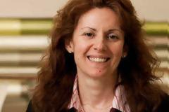 Ελληνίδα οδοντίατρος εφηύρε ουσία που αναπλάθει τα δόντια χωρίς σφράγισμα