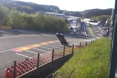 Η τρομακτική στιγμή που αγωνιστικό αυτοκίνητο «φεύγει» στον αέρα σε αγώνα δρόμου