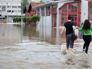 Φωτογραφία για Θεούληδες Θεσσαλονικείς βγήκαν τσιτσίδι στους πλημμυρισμένους δρόμους για να… πλυθούν