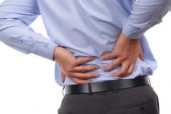 Παρ' όλη την ανακούφιση, το σπάσιμο της μέσης είναι ιδιαίτερα επικίνδυνο για την υγεία μας! Δείτε γιατί…