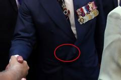 Σκισμένος πρίγκιψ Κάρολος! Το κουμπί που… έχασε και η σκισμένη τσέπη [photos]