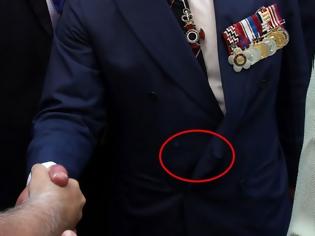 Φωτογραφία για Σκισμένος πρίγκιψ Κάρολος! Το κουμπί που… έχασε και η σκισμένη τσέπη [photos]