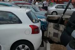 Σοκ στον Ταύρο: Άνοιξε η γη και “κατάπιε” αυτοκίνητα