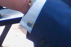 Ο Κάρολος φορούσε μανικετόκουμπα με την ελληνική σημαία