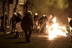 Νύχτα «κόλαση»: Σοβαρά επεισόδια μεταξύ οπαδών και ΜΑΤ (ΦΩΤΟ & ΒΙΝΤΕΟ)