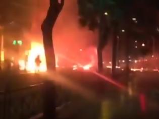 Φωτογραφία για Δακρυγόνα και κυνηγητό οπαδών-αστυνομίας στο κέντρο της Αθήνας- Ένας τραυματίας! [Βίντεο]