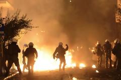 Επιδρομή των χούλιγκαν στην Αθήνα - Τραυματίες δύο αστυνομικοί στα Εξάρχεια