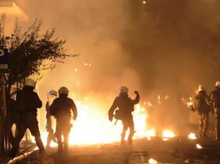 Φωτογραφία για Επιδρομή των χούλιγκαν στην Αθήνα - Τραυματίες δύο αστυνομικοί στα Εξάρχεια