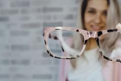 Ηλεκτρονικά γυαλιά για άτομα με χαμηλή όραση ήρθαν και στην Ελλάδα