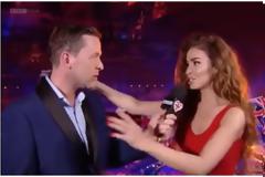 Η αμήχανη στιγμή της Φουρέιρα: Χτύπησε δημοσιογράφο με… τα μαλλιά της (video)