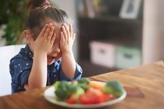 Επιλεκτικό στο φαγητό του; Πώς να βοηθήσεις το μικρό σου να φτιάξει τη διατροφή του