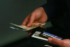 Ένας στους δύο μη μισθωτούς δεν εξόφλησε τις εισφορές - Tρεις στους δέκα περιμένουν επιστροφή χρημάτων