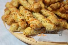 Η συνταγή της Ημέρας: Σφολιατίνια με παπαρουνόσπορο και κεφαλοτύρι