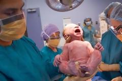 Μαιευτήρας έπαθε έμφραγμα κατά τη διάρκεια του χειρουργείου, αλλά αρνήθηκε να εγκαταλείψει την ασθενή του!