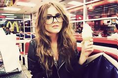 Γιατί στα αγόρια αρέσουν τα κορίτσια που φορούν γυαλιά!