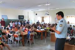 Μαθητές Δημοτικού Σχολείου γνώρισαν το επάγγελμα του αστυνομικού(ΦΩΤΟ)