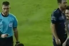 Διαιτητής...ψέκασε ποδοσφαιριστή!