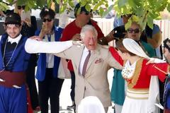 «Πάγωσαν» οι σωματοφύλακες του Κάρολου με τα κρητικά μαχαίρια - Η απαίτηση και η αναδίπλωση μετά τις αντιδράσεις [Video]