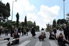 Καθιστική διαμαρτυρία έξω από τη Βουλή για τις συντάξεις χηρείας (φωτογραφίες)