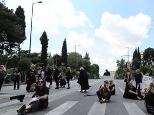 Φωτογραφία για Καθιστική διαμαρτυρία έξω από τη Βουλή για τις συντάξεις χηρείας (φωτογραφίες)
