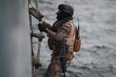 Νηοψία στη Μαύρη Θάλασσα καρέ- καρέ: Η αδρεναλίνη στο κόκκινο –  Ισπανοί ελέγχουν “ύποπτο” πλοίο στην άσκηση Sea Shield  με ελληνική συμμετοχή