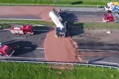 Δεν φαντάζεστε από τι πλημμύρισε αυτός ο δρόμος στην Πολωνία [video]