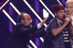 Αυτός είναι ο άντρας που εισέβαλε στη σκηνή της Eurovision και άρπαξε το μικρόφωνο