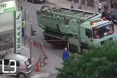 Φωτογραφία: Φορτηγό έπεσε σε τρύπα που άνοιξε στο δρόμο
