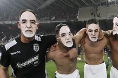 Με μάσκες Ιβάν Σαββίδη πανηγύρισαν οι παίκτες του ΠΑΟΚ το Κύπελλο