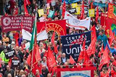 Χιλιάδες εργαζόμενοι στους δρόμους του Λονδίνου για καλύτερους μισθούς