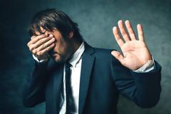 Δεν ντρέπεσαι να φιλιέσαι μπροστά σε άλλους;