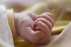 Το μωρό βιάστηκε να έρθει: Γέννησε στο αυτοκίνητο με τη βοήθεια των διασωστών του ΕΚΑΒ