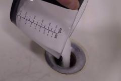 Ρίχνει ένα ποτήρι αλάτι μέσα στο νεροχύτη - Ο λόγος; Δεν πάει το μυαλό σας! [video]