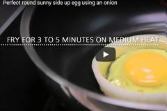 Βάζει μία ροδέλα από κρεμμύδι στο τηγάνι και ρίχνει στη μέση ένα αυγό - Ο λόγος; Φανταστικός [video]