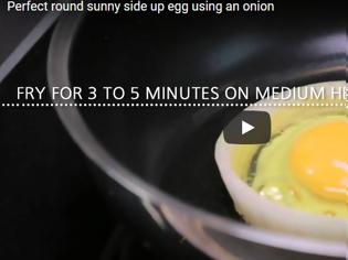 Φωτογραφία για Βάζει μία ροδέλα από κρεμμύδι στο τηγάνι και ρίχνει στη μέση ένα αυγό - Ο λόγος; Φανταστικός [video]