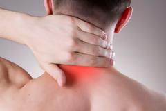 Αυχενικό σύνδρομο: Απλές κινήσεις για να μην πονάτε