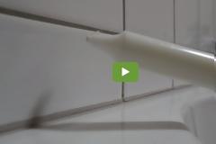 Πήρε ένα λευκό κερί και μπήκε στο μπάνιο. Μόλις δείτε το λόγο θα το κάνετε αμέσως